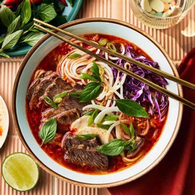  Bún Bò Huế: A Symphony of Spicy Broth and Chewy Noodles for Your Taste Buds!