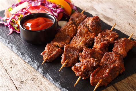  Suya! กลิ่นหอมกรุ่นของเนื้อย่างที่ถูกหมักด้วยเครื่องเทศและเสิร์ฟพร้อมมะนาว